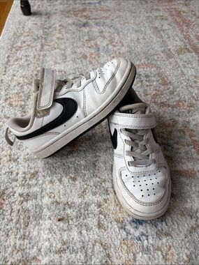Nike Kids White and Black Low-Top Sneakers with Hook-and-Loop Strap